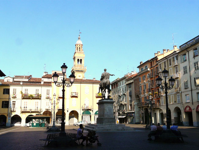 Piazza Mazzini, nel centro storico a Casale Monferrato