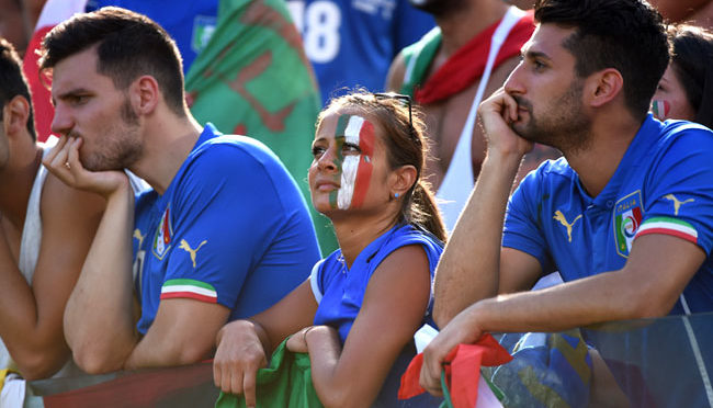 La disperazione dei tifosi italianil’Italia con l’Uruguay e l’eliminazione degli Azzurri dai mondiali.