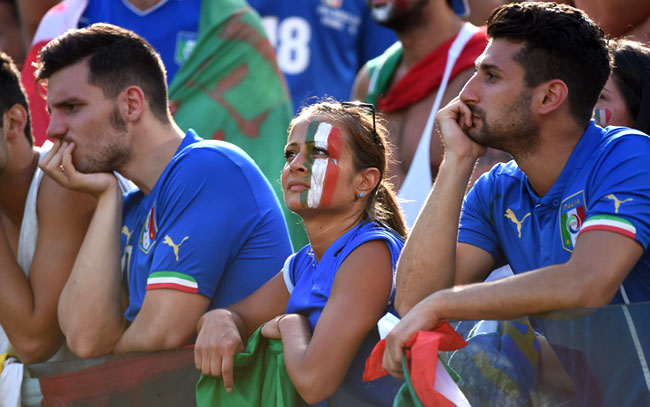 La disperazione dei tifosi italianil’Italia con l’Uruguay e l’eliminazione degli Azzurri dai mondiali.