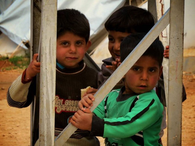 Una foto di bambini siriani che giocano