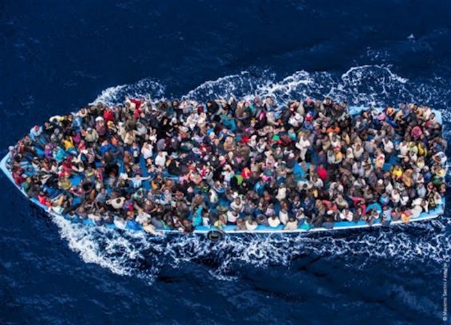 La foto scattata da Massimo Sestini il 7 giugno 2014 documenta il viaggio dei migranti nel tratto di mare tra l’Africa e Malta