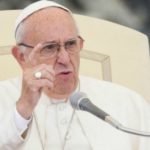 Il Papa: «Si salvano le banche e non i migranti»