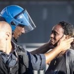 Gli sgomberi a Roma e il poliziotto con la donna eritrea